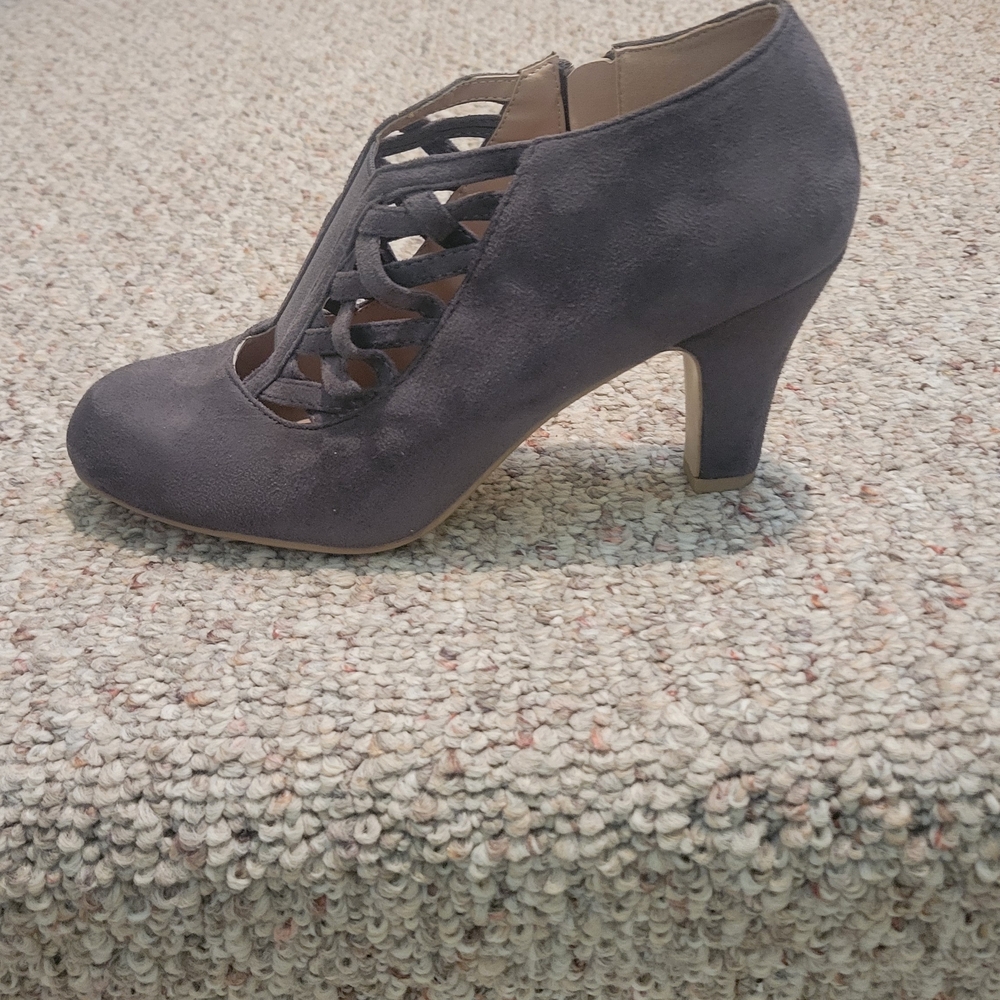 Elegant Women's Gray Heels with Cutout Design